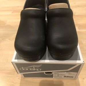 NEW NEVER WORN BLACK DANSKO CLOGS